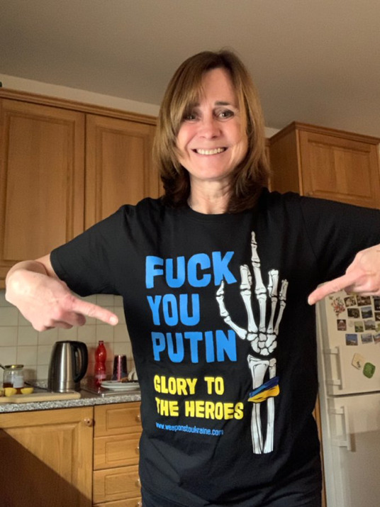 T-shirt that says 'Fuck you Putin, glory to the heroes'
