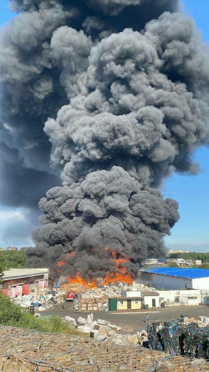 A very pretty massive recycling fire in Rostov-on-Don.
