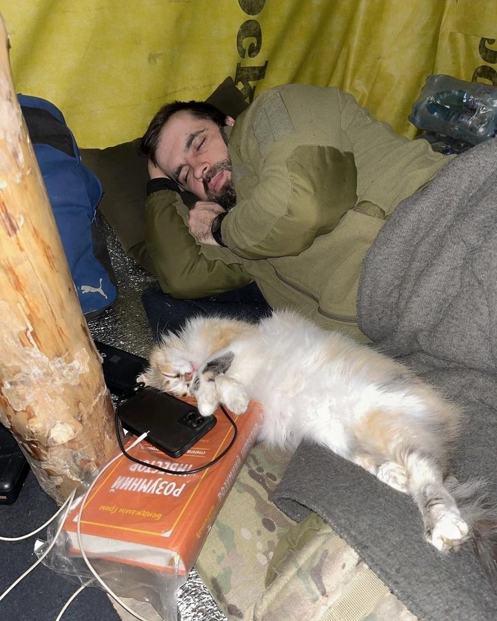 Ukrainian soldier with a combat cat.