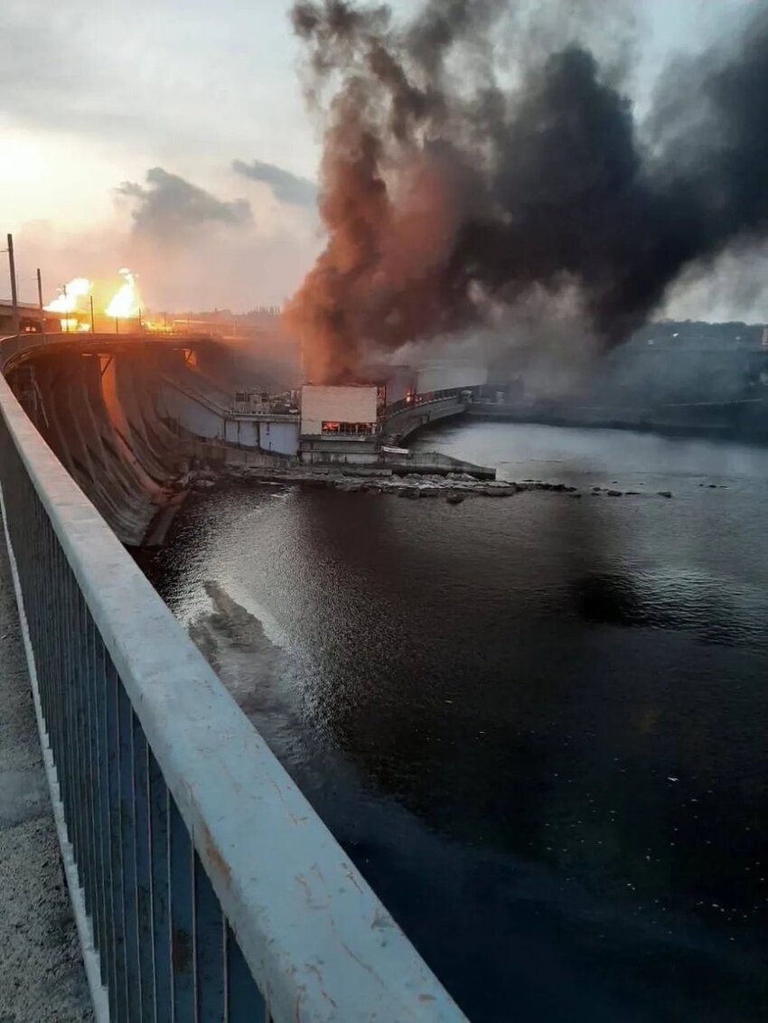 Russians attacked a Ukrainian dam on the Dnipro, things burned, some damage.