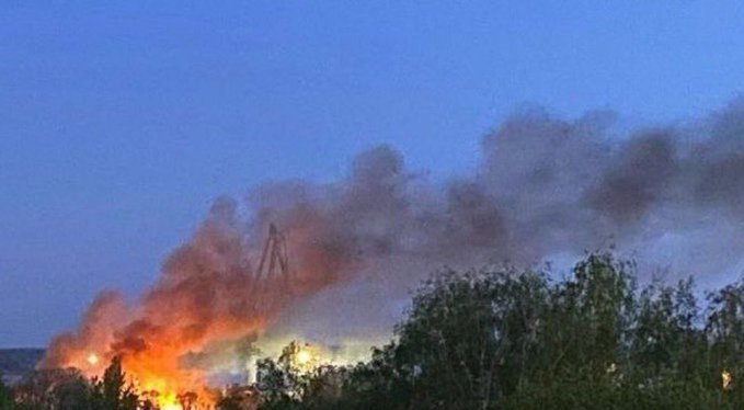 A big fire in St. Petersburg, probably due to Ukrainians attacking with drones.