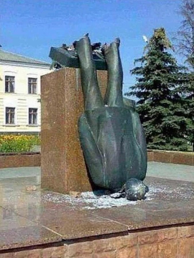 A statue of Lenin in Kursk, broken off and upside-down.