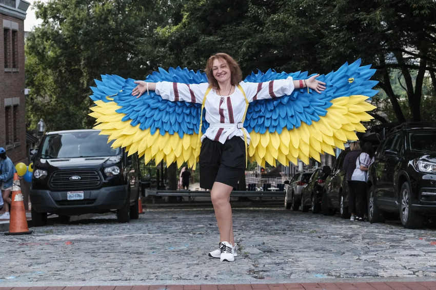 Ukrainians celebrate Independence Day by running in vshyvankas.