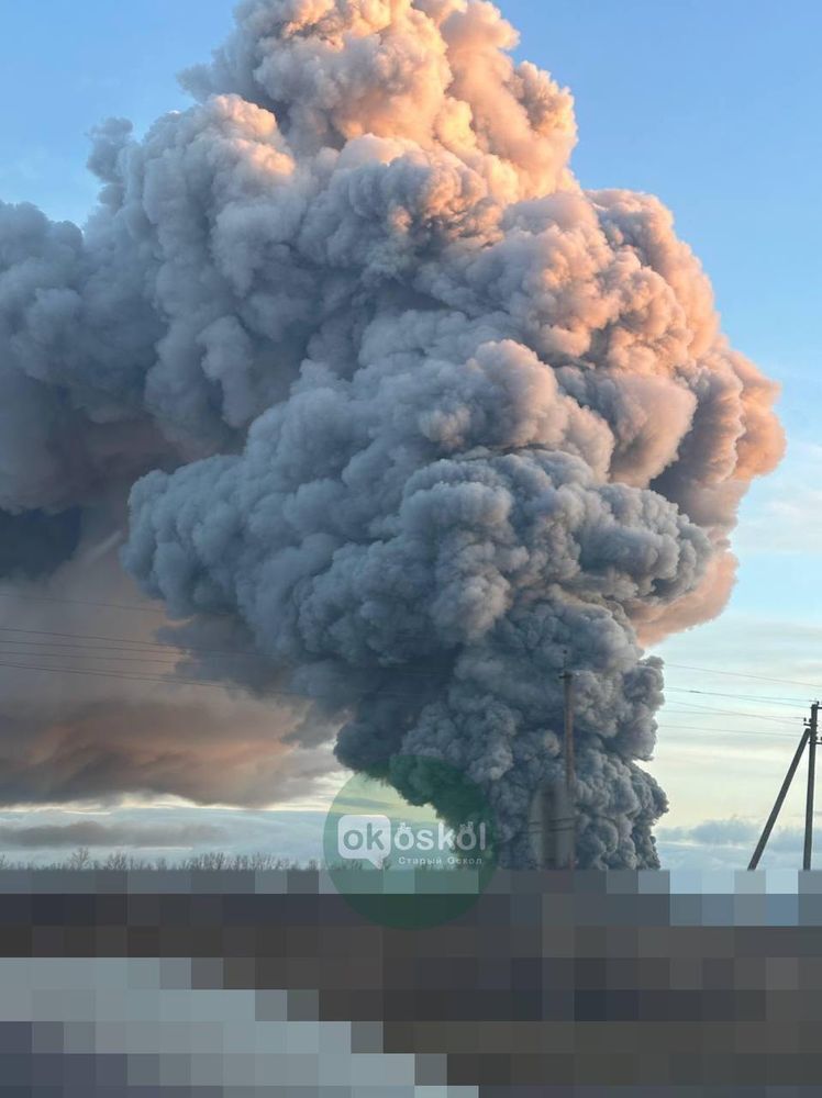 A huge pillar of smoke near Belgorod, unknown reasons why.